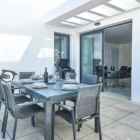 2nd Floor Large Terrace & Pool Views Casa Banderas